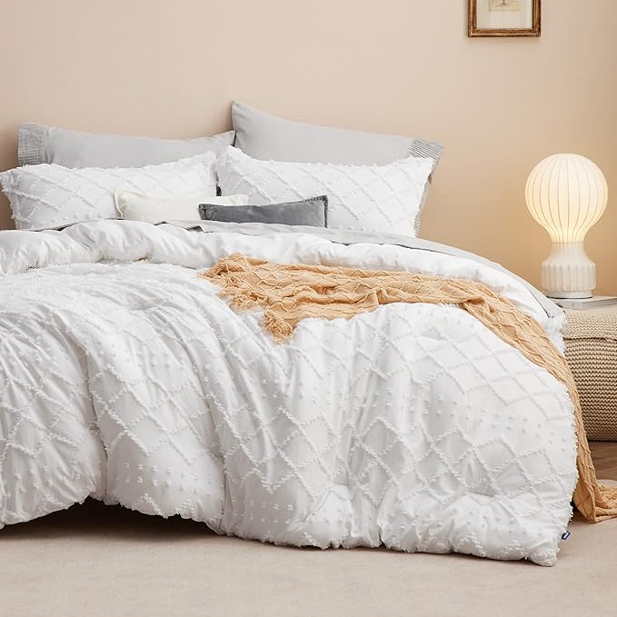 Bedsure Oversized Queen Comforter Set - White Comforter, Boho Tufted Shabby Chic Bedding for Kids, 3 Pieces Vintage Farmhouse Bed Set for All Seasons, Fluffy Soft Bedding with 2 Pillow Shams