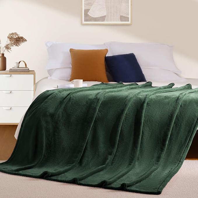 BEAUTEX Fleece Throw Blanket for Couch Sofa or Bed， Throw Size Soft Fuzzy Plush Blanket, Luxury Flannel Lap Blanket, Super Cozy and Comfy for All Seasons (Emerald Green, 50" x 60")
