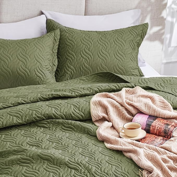 Love's cabin King Size Quilt Bedding Set Olive Green Bedspreads - Bed Summer Lightweight Bedspread Comforter - Wave Pattern Bedding Coverlet for All Season - 3 Pieces (1 Quilt, 2 Pillow Shams)