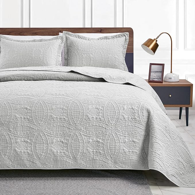 Love's cabin King Size Quilt Bedding Set Light Grey Bedspreads - Bed Summer Lightweight Bedspread Comforter - Coin Pattern Bedding Coverlet for All Season - 3 Pieces (1 Quilt, 2 Pillow Shams)