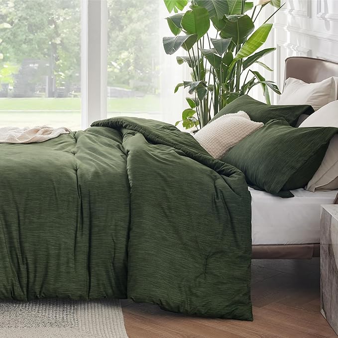 Bedsure Oversized Queen Comforter Set - Dark Green Soft Bedding for All Seasons, Cationic Dyed Bed Set, 3 Pieces, 1 Oversized Queen Size Comforter (98"x98") and 2 Pillow Shams (20"x26"+2")